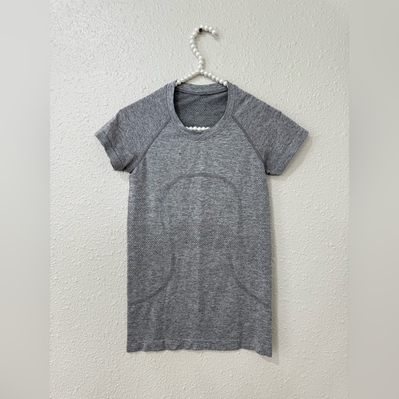Lululemon Swiftly Tech 2.0 Short Sleeve Shirt Womens Sz 4 Gray Seamless Athletic - Picture 2 of 5
